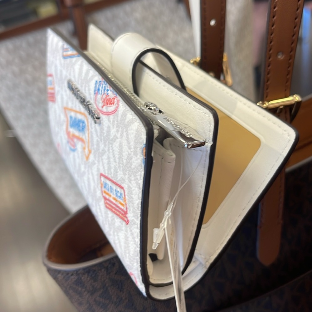 Michael Kors Jet Set Travel Md Printed Signature Logo Bi-Fold Wallet
Optic White - Picture 15 of 16